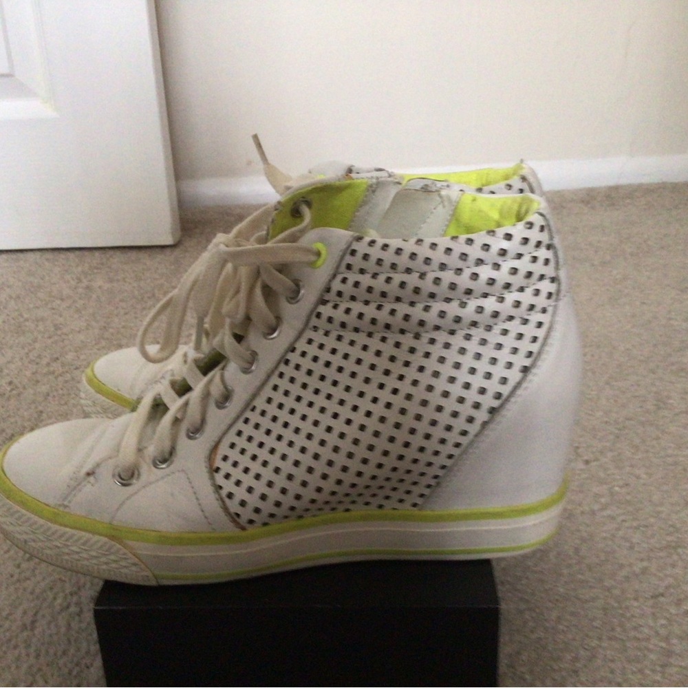 DKNY CINDY PERFORATED WEDGE SNEAKER- WHITE- SIZE 6.5